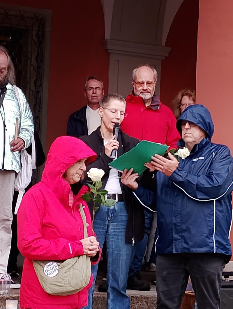 Foto: GeDenk-Kundgebung. Für Anstand und Grundwerte