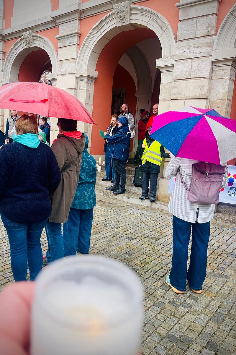 Foto: GeDenk-Kundgebung. Für Anstand und Grundwerte